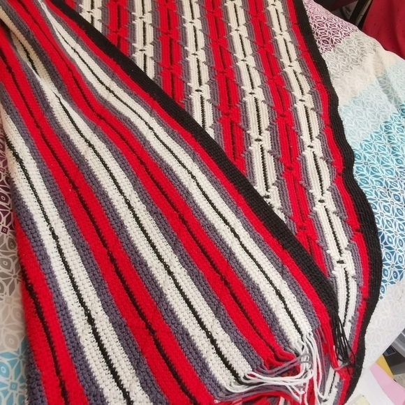 Stunning Cosy red grey throw/blanket - Picture 6 of 8